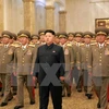 Nhà lãnh đạo Kim Jong-un và các Tướng lĩnh quân đội viếng cố lãnh tụ Kim Jong-il và Kim Nhật Thành tại Cung điện Mặt Trời. (Nguồn: AFP/TTXVN) 