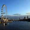 London Eye và xa xa là Tháp đồng hồ Big Ben nổi bật trong ánh nắng chiếu xiên cuối ngày. (Ảnh: Như Mai/Vietnam+)