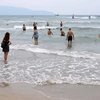 Bãi biển Mỹ Khê - Đà Nẵng vẫn xanh, sạch, đẹp mọi hoạt động tắm biển vui chơi của người dân và du khách diễn ra bình thường. (Ảnh: Trần Lê Lâm/TTXVN)
