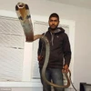 Ali Iyood và chú rắn cưng. (Nguồn: Facebook)
