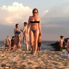 Chelsea Covington tự tin đi lại trên bãi biển với bộ ngực trần. (Nguồn: Daily Mail)