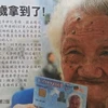 Cụ Teo Kim Len vui mừng khi được cấp thẻ căn cước. (Nguồn: themalaymailonline.com)
