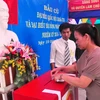 Cử tri xã đảo Tân Hiệp (Cù Lao Chàm), thành phố Hội An bỏ phiếu bầu. (Ảnh : Đoàn Hữu Trung/TTXVN)