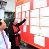 Phó Chủ tịch Quốc hội Tòng Thị Phóng tìm hiểu thông tin về các ứng cử viên trước khi bầu cử. (Ảnh: Anh Tuấn/TTXVN)