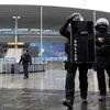 Lực lượng cảnh sát bên ngoài sân vận động Stade de France. (Nguồn: AFP)