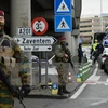 Cảnh sát và binh sỹ Bỉ gác tại lối vào sân bay Zaventem. (Nguồn: AFP/TTXVN)