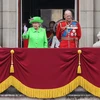 Nữ hoàng Anh Elizabeth II (trái) và Thái tử Philip tại ban công Cung điện Buckingham ngày 11/6. (Nguồn: THX/TTXVN)