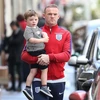 Rooney đưa cậu con trai cưng đi chơi. (Nguồn: Daily Mail)