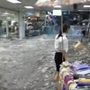 Nước mưa tràn vào trung tâm thương mại. (Nguồn: Shanghaiist)