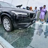 Để chức minh độ an toàn của cây cầu, ban tổ chức đã lái một chiếc SUV Volvo XC90 nặng 2 tấn lên cầu. (Nguồn: IMAGINECHINA)