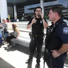 Cảnh sát gác bên ngoài sân bay quốc tế Los Angeles, ở Los Angeles, bang California ngày 1/7. (Nguồn: EPA/TTXVN)