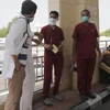 Nhân viên y tế đeo khẩu trang phòng chống MERS tại bệnh viện ở thành phố Jeddah ngày 22/4. (Nguồn: AFP/TTXVN)