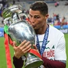 Cristiano Ronaldo hôn chiếc Cúp vô địch. (Nguồn: EPA/TTXVN)