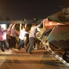 Người dân chặn xe tăng quân đảo chính ở Ankara. (Nguồn; AFP)