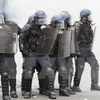 Cảnh sát Pháp làm nhiệm vụ trong cuộc biểu tình của người dân tại Paris ngày 26/5. (Nguồn: AFP/TTXVN)
