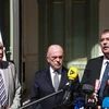 Bộ trưởng Nội vụ Pháp Bernard Cazeneuve (giữa) trong cuộc họp báo tại Paris ngày 1/8. (Nguồn: AFP/TTXVN) 