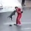 Cọn chó tấn công người đàn ông. (Nguồn: CCTV)