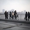Người dân Triều Tiên đi trên một cây cầu bắc qua sông Taedong. (Nguồn: Sputniknews)