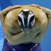 Trước khi lao xuống bể, Phelps thường có động tác khởi động ấn tượng. (Nguồn: CCTV)