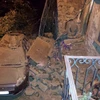 Một chiếc xe hơi bị bẹp nóc vì gạch rơi sau vụ động đất. (Nguồn: Yahoo News)