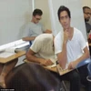 Anh chàng sinh viên thoải mái ngủ trên lớp. (Nguồn: Reddit)