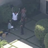 Chris Brown (mũ đỏ) bị cảnh sát bắt giữ tại nhà. (Nguồn: KTLA)