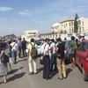 Khá đông người tụ tập sau vụ nổ ở đại sứ quán Trung Quốc (Nguồn: Guardian)