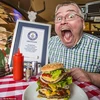 Bernd Schmidt có thể há miệng cực rộng để nuốt chửng cái hamburger.