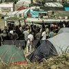 Người di cư xếp hàng nhận lương thực cứu trợ tại Calais, Pháp ngày 22/8 vừa qua. (Ảnh: AFP/TTXVN)