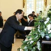 Chủ tịch nước Trần Đại Quang đến đặt vòng hoa và ký sổ tang viếng Nhà vua Thái Lan Bhumibol Adulyadej tại Đại sứ quán Thái Lan tại Hà Nội. (Ảnh: Nhan Sáng/TTXVN)