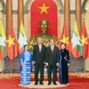 Chủ tịch nước Trần Đại Quang và Phu nhân chụp ảnh chung với Tổng thống Htin Kyaw và Phu nhân tại lễ đón. (Ảnh: Nhan Sáng-/TTXVN)