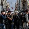 Cảnh sát chống bạo động phong tỏa Đại lộ Istiklal ở Istanbul ngày 26/10. (Nguồn: AFP/TTXVN)