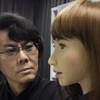 Giáo sư Hiroshi Ishiguro và robot Erica. (Nguồn: The Guardian) 