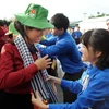 Thanh niên Thành phố Hồ Chí Minh tặng lưu niệm cho các đại biểu Thanh niên Đông Nam Á và Nhật Bản trong Lễ đón. (Ảnh: An Hiếu/TTXVN)