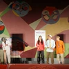 Các diễn viên Nhà hát Tuổi Trẻ diễn vở hài kịch Internet về làng. (Ảnh: Diệp Trương/TTXVN)