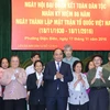 Thủ tướng Nguyễn Xuân Phúc tặng quà cho các hộ nghèo, hộ có hoàn cảnh đặc biệt khó khăn. (Ảnh: Thống Nhất/TTXVN) 