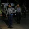 Cảnh sát Myanmar phong tỏa hiện trường vụ nổ tại tòa nhà chính quyền ở Yangon tối 25/11. (Nguồn: EPA/TTXVN)