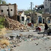 Cảnh đổ nát sau cuộc giao tranh giữa các lực lượng Chính phủ Yemen và quân nổi dậy ở thành phố Taez. (Nguồn: AFP/TTXVN)