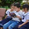 Các em học sinh trực tiếp trao đổi bài học với nhau tại Thư viện xanh. (Ảnh: Diệp Trương/TTXVN)