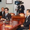 Thủ tướng Hwang Kyo-ahn (phải) tại phiên họp nội các khẩn ở Seoul ngày 9/12. (Nguồn: EPA/TTXVN)