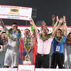 Đội Hà Nội T&T (đổi tên thành Câu lạc bộ bóng đá Hà Nội từ mùa giải mới) ăn mừng với chức vô địch V-League 2016. (Ảnh: Quốc Khánh/TTXVN)