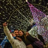 Người dân tận hưởng không gian huyền ảo, chuẩn bị đón lễ Giáng sinh an lành tại quảng trường thủ đô Skopje, Macedonia tối 23/12. (Nguồn: EPA/TTXVN)