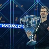 Tay vợt số 1 thế giới Andy Murray giơ cao chiếc cúp vô địch giải quần vợt ATP World Tour Finals tại London, Anh ngày 20/11. (Nguồn: AFP/TTXVN)