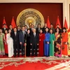 Tổng Bí thư Nguyễn Phú Trọng và các đại biểu chụp ảnh chung với cán bộ, nhân viên Đại sứ quán và đại diện lưu học sinh Việt Nam. (Ảnh: Trí Dũng/TTXVN)