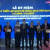 Đại sứ Trương Mạnh Sơn và Thứ trưởng Ngoại giao Séc Kaucky trao kỷ niệm chương. (Ảnh: Quang Vinh/Vietnam+)