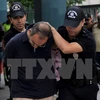 Cảnh sát bắt giữ một binh sỹ liên quan tới vụ đảo chính trong chiến dịch truy quét ở Mersin, Thổ Nhĩ Kỳ ngày 19/7. (Nguồn: EPA/TTXVN)