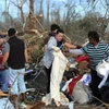 Người dân ở miền Đông Nam nước Mỹ chung tay giải quyết hậu quả cơn bão. (Nguồn: AP)