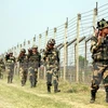 Lực lượng biên phòng Ấn Độ tuần tra tại khu vực biên giới Ấn Độ-Pakistan ở Budwar. (Nguồn: EPA/TTXVN)