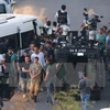 Cảnh sát bắt giữ các binh sỹ tham gia đảo chính tại Quảng trường Taksim ở Istanbul. (Nguồn: EPA/TTXVN)
