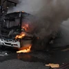 Chiếc xe buýt bị người biểu tình đốt. (Nguồn: AFP)